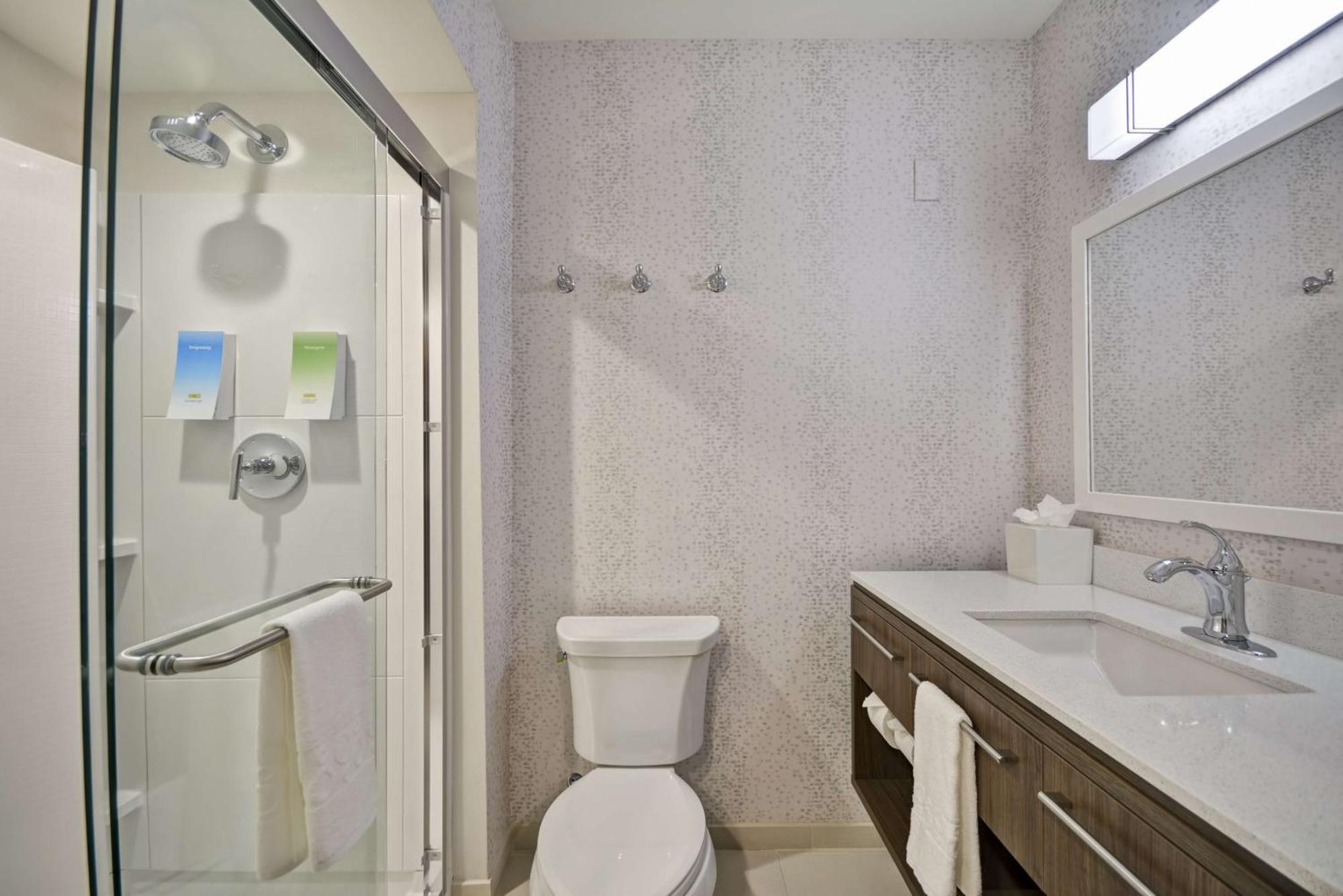 Home2 By Hilton Airport East Broad 3*