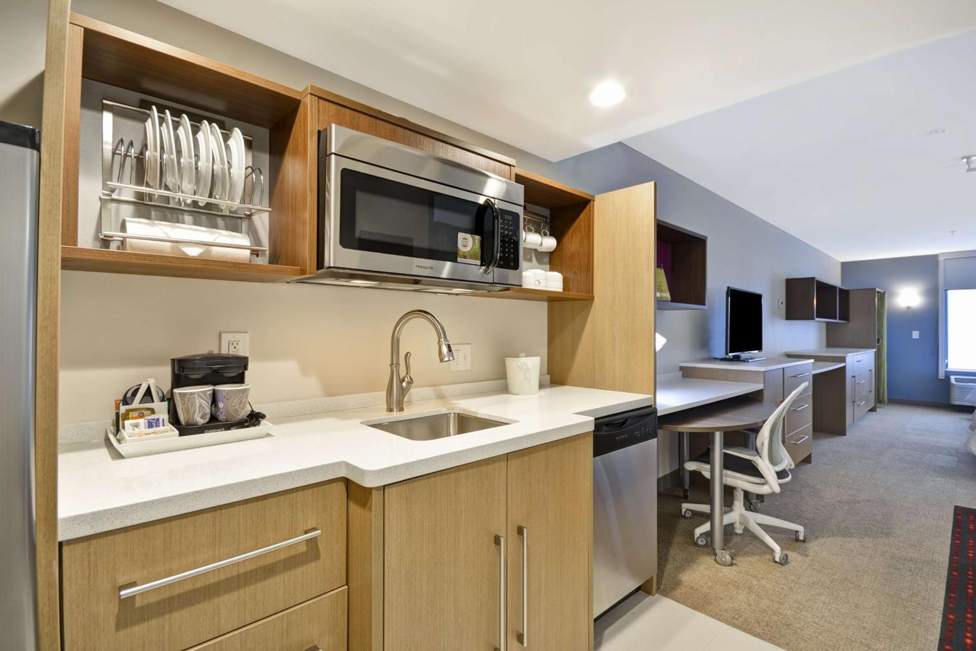 Hotel Home2 By Hilton Airport East Broad 3*