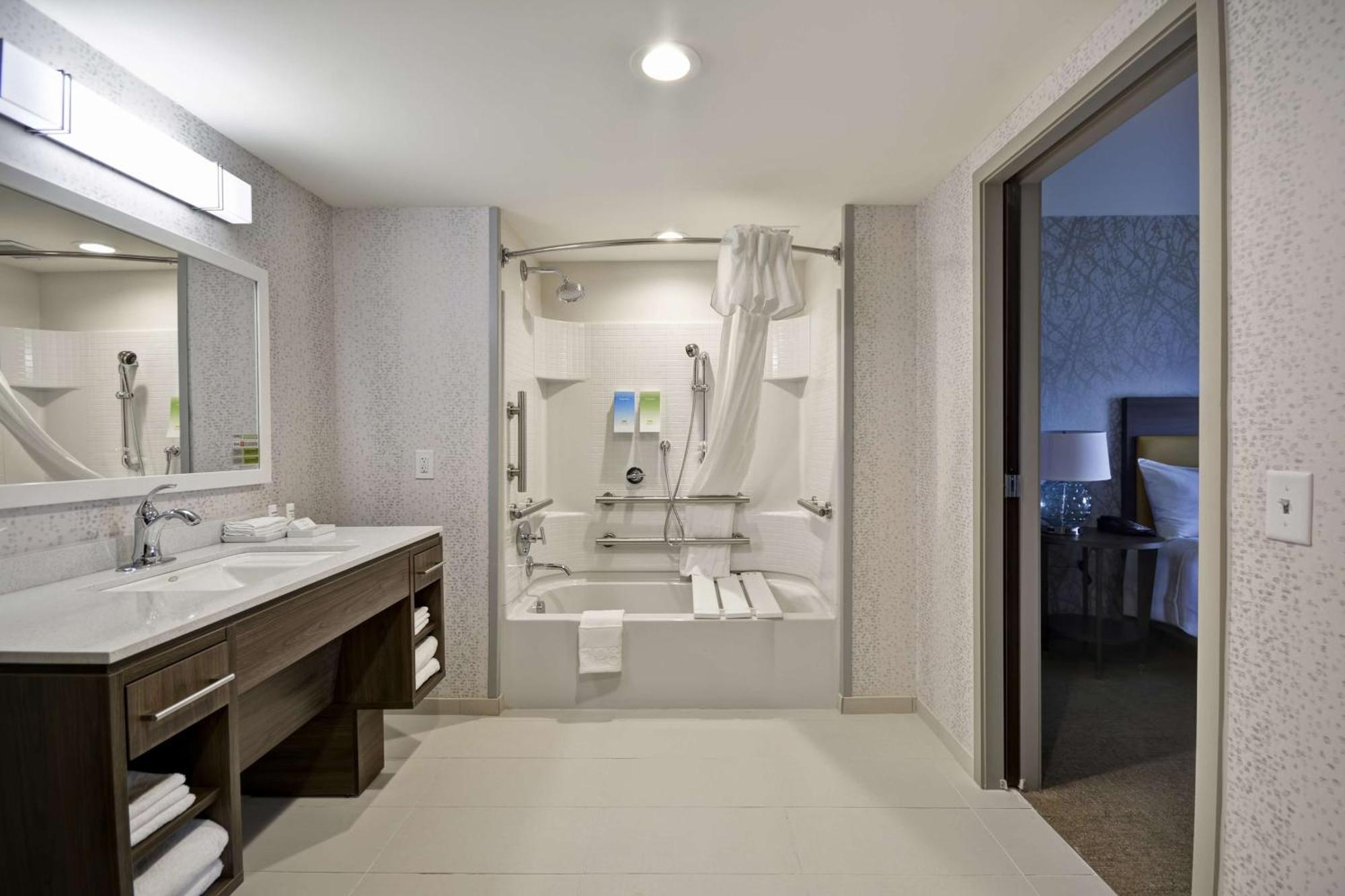 Hotel Home2 By Hilton Airport East Broad 3*