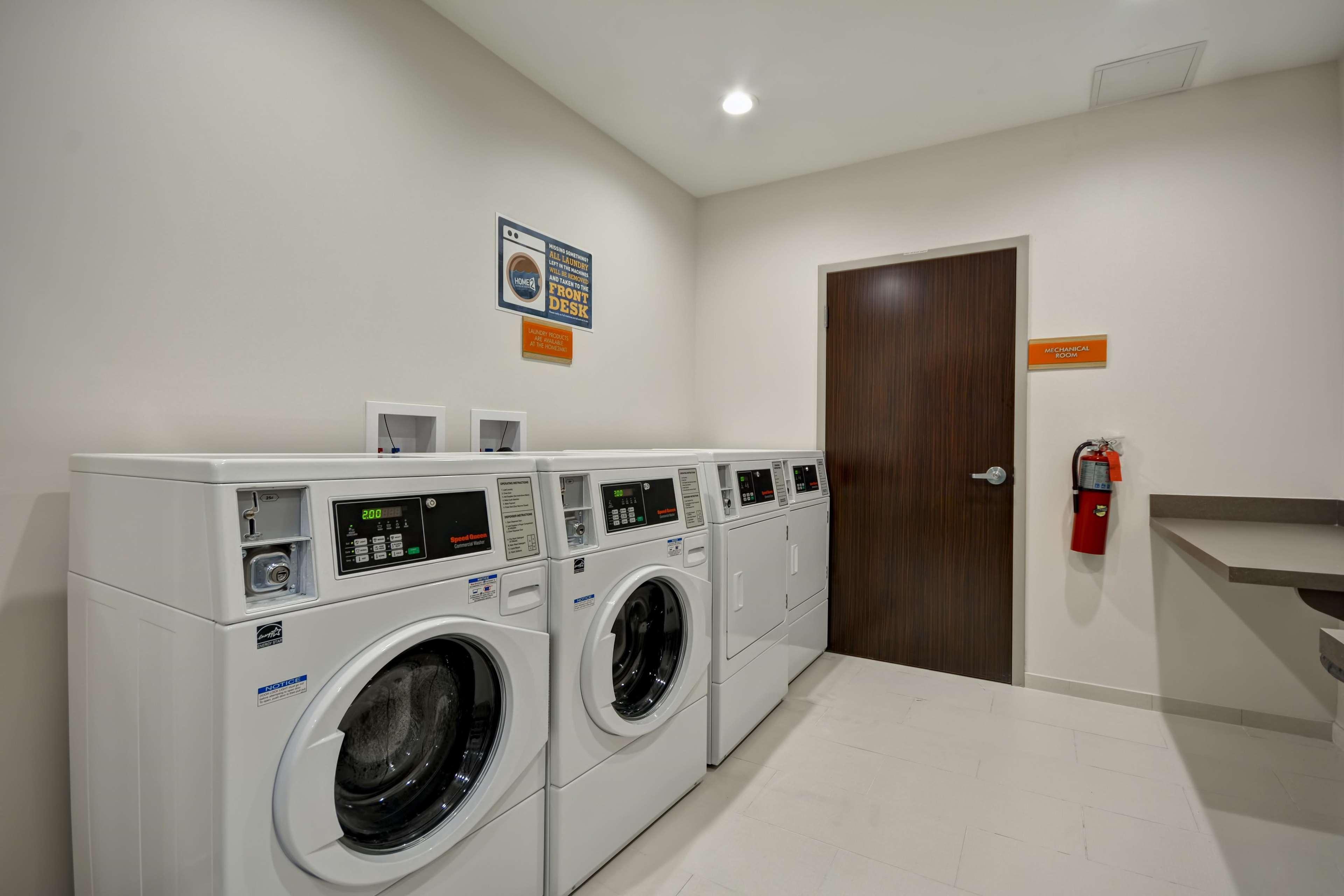 Home2 By Hilton Airport East Broad 3*