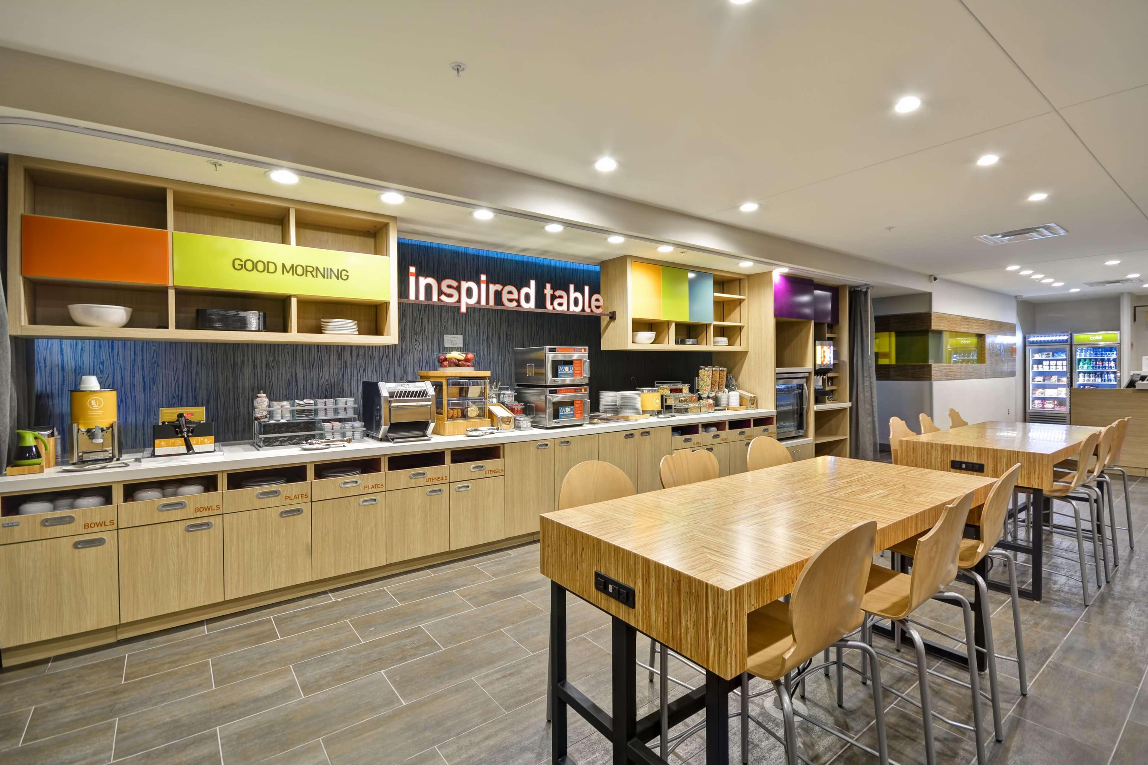 Home2 By Hilton Airport East Broad 3*